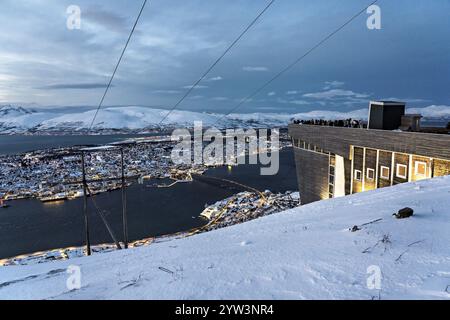 Winterblick vom Storsteinen zur Aussichtsplattform der Seilbahn und Tromso bei Nacht, Troms, Norwegen, Europa Stockfoto