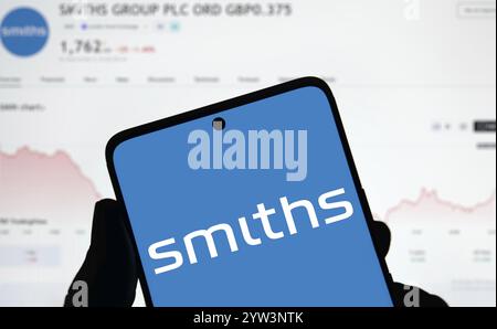 Dhaka, Bangladesch - 5. Dezember 2024: Das Logo der Smiths Group wird auf dem Smartphone angezeigt. Smiths Group plc ist ein britisches multinationales Unternehmen. Stockfoto