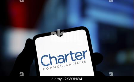 Dhaka, Bangladesch - 5. Dezember 2024: Das Logo für die Kommunikation von Charter wird auf dem Smartphone angezeigt. Charter Communications Inc. Ist ein US-amerikanisches Telekommunikationsunternehmen Stockfoto