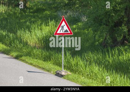 Baustellenschild mit Straße und Gräsern, Deutschland, Europa Stockfoto