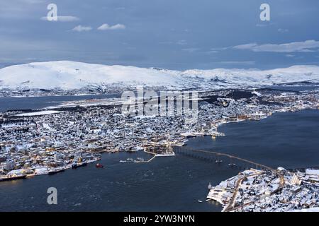 Winterblick auf Tromso in der Abenddämmerung vom Mount Storsteinen, Troms, Norwegen, Europa Stockfoto