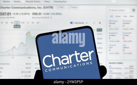 Dhaka, Bangladesch - 5. Dezember 2024: Das Logo für die Kommunikation von Charter wird auf dem Smartphone angezeigt. Charter Communications Inc. Ist ein US-amerikanisches Telekommunikationsunternehmen Stockfoto