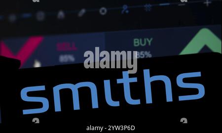 Dhaka, Bangladesch - 5. Dezember 2024: Das Logo der Smiths Group wird auf dem Smartphone angezeigt. Smiths Group plc ist ein britisches multinationales Unternehmen. Stockfoto