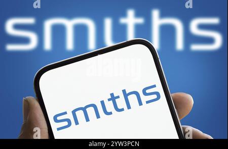 Dhaka, Bangladesch - 5. Dezember 2024: Das Logo der Smiths Group wird auf dem Smartphone angezeigt. Smiths Group plc ist ein britisches multinationales Unternehmen. Stockfoto