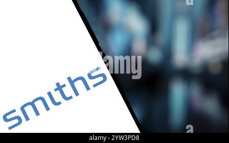 Dhaka, Bangladesch - 5. Dezember 2024: Das Logo der Smiths Group wird auf dem Smartphone angezeigt. Smiths Group plc ist ein britisches multinationales Unternehmen. Stockfoto