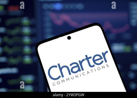 Dhaka, Bangladesch - 5. Dezember 2024: Das Logo für die Kommunikation von Charter wird auf dem Smartphone angezeigt. Charter Communications Inc. Ist ein US-amerikanisches Telekommunikationsunternehmen Stockfoto