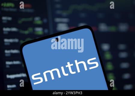 Dhaka, Bangladesch - 5. Dezember 2024: Das Logo der Smiths Group wird auf dem Smartphone angezeigt. Smiths Group plc ist ein britisches multinationales Unternehmen. Stockfoto