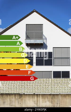 Solarpaneele an einer Hauswand eines Einfamilienhauses in Aachen, Energieeffizienzklassen nach GEG, Aachen, Deutschland, Europa Stockfoto