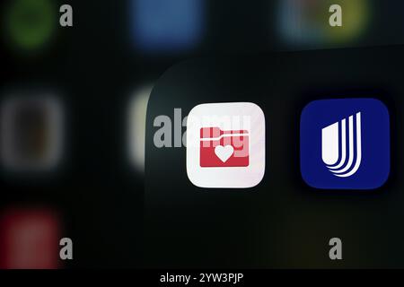 Dhaka, Bangladesch- 06 Dez 2024: Nahaufnahme eines iPhone-Bildschirms mit dem Symbol der UnitedHealthcare, MyChart App. Stockfoto