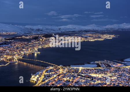 Winterblick auf Tromso bei Nacht von Mount Storsteinen, Troms, Norwegen, Europa Stockfoto