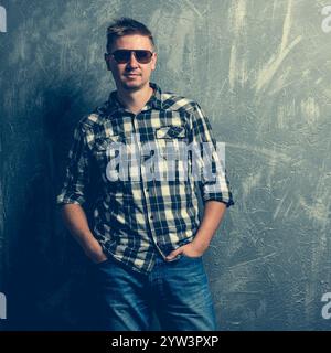 Porträt des Mannes in Sonnenbrille und kariertem Hemd Stockfoto