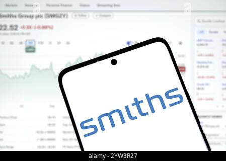 Dhaka, Bangladesch - 5. Dezember 2024: Das Logo der Smiths Group wird auf dem Smartphone angezeigt. Smiths Group plc ist ein britisches multinationales Unternehmen. Stockfoto