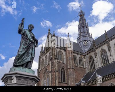 Denkmal für den niederländischen Erfinder des Buchdrucks Laurens Janszoon Coster auf dem Groten Markt und im Hintergrund die St. Bavo Kathedrale (de Gro Stockfoto