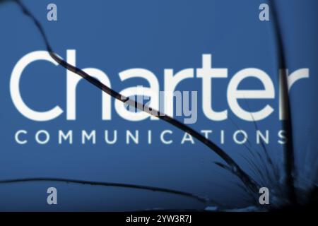 Dhaka, Bangladesch - 5. Dezember 2024: Das Logo der Charter-Kommunikation ist auf dem Glasbruch zu sehen. Charter Communications Inc. Ist ein US-amerikanisches Telekommunikationsunternehmen Stockfoto