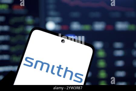 Dhaka, Bangladesch - 5. Dezember 2024: Das Logo der Smiths Group wird auf dem Smartphone angezeigt. Smiths Group plc ist ein britisches multinationales Unternehmen. Stockfoto