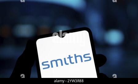 Dhaka, Bangladesch - 5. Dezember 2024: Das Logo der Smiths Group wird auf dem Smartphone angezeigt. Smiths Group plc ist ein britisches multinationales Unternehmen. Stockfoto