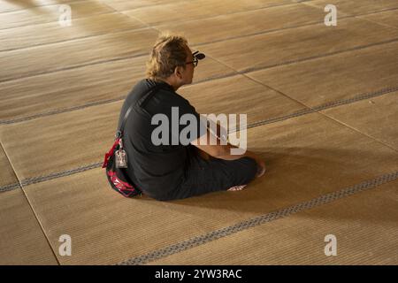 Touristen mit Gläsern, die über die Tatami meditieren, Higashi Hongan-JI, Kyoto, Japan, Asien Stockfoto