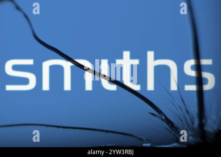Dhaka, Bangladesch - 5. Dezember 2024: Das Smiths-Logo ist auf dem Glasbruch sichtbar. Smiths Group plc ist ein britisches multinationales Unternehmen. Stockfoto
