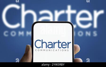 Dhaka, Bangladesch - 5. Dezember 2024: Das Logo für die Kommunikation von Charter wird auf dem Smartphone angezeigt. Charter Communications Inc. Ist ein US-amerikanisches Telekommunikationsunternehmen Stockfoto