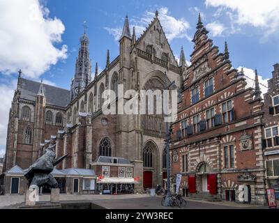 St. Bavo's Cathedral (de Grote von St. Bavokerk te Haarlem) und das Museumsgebäude de Hallen Haarlem (Frans Hals Museum - HAL) am Grote Markt in t Stockfoto