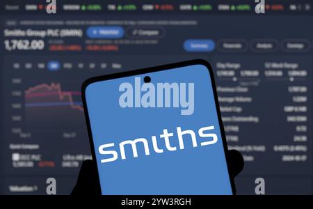 Dhaka, Bangladesch - 5. Dezember 2024: Das Logo der Smiths Group wird auf dem Smartphone angezeigt. Smiths Group plc ist ein britisches multinationales Unternehmen. Stockfoto