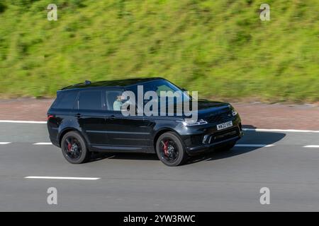 2022 Black Land Rover RR Sport HSE DYN Black P4, P400e Auto 4WD 5dr, SUV 5dr Diesel Auto 4WD Euro 6 (s/s) Motor; Fahrt auf der Autobahn M6, Großbritannien Stockfoto