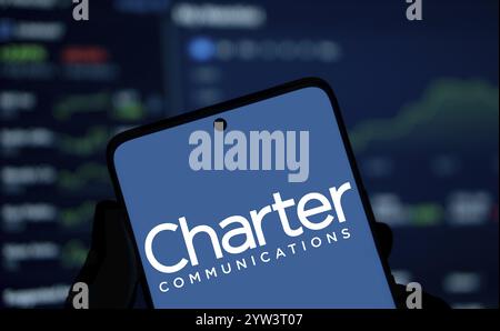 Dhaka, Bangladesch - 5. Dezember 2024: Das Logo für die Kommunikation von Charter wird auf dem Smartphone angezeigt. Charter Communications Inc. Ist ein US-amerikanisches Telekommunikationsunternehmen Stockfoto