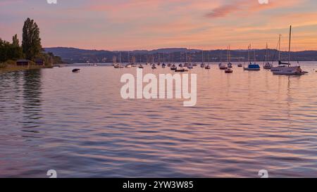 Bodensee Sonnenuntergang Panorama. Abendsonne Über Dem Ruhigen Wasser. Sonnenuntergang am Bodensee in Deutschland. Stockfoto