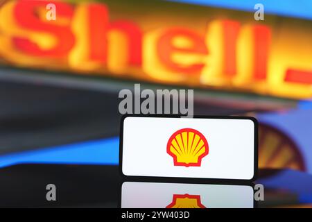 Auf dem Bildschirm wird das Firmenlogo der Shell angezeigt. Kaunas, Litauen - 5. Dezember 2024 Stockfoto