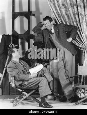 Ein offenes Porträt von FRANK CAPRA und JAMES STEWART am Set von IT's A WONDERFUL LIFE 1946 Regisseur FRANK CAPRA Drehbuch FRANCES GOODRICH, ALBERT HACKETT und FRANK CAPRA Kostümdesign EDWARD STEVENSON Music DIMITRI TIOMKIN Liberty Films Inc. / RKO Radio Pictures Stockfoto