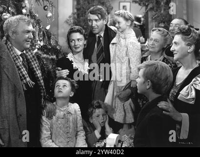 THOMAS MITCHELL, DONNA REED, JAMES STEWART, SARAH EDWARDS und BEULAH BONDI in einer Szene aus IT's A WONDERFUL LIFE 1946 Regisseur FRANK CAPRA Drehbuch FRANCES GOODRICH, ALBERT HACKETT und FRANK CAPRA Kostümdesign EDWARD STEVENSON Music DIMITRI TIOMKIN Liberty Films Inc. / RKO Radio Pictures Stockfoto