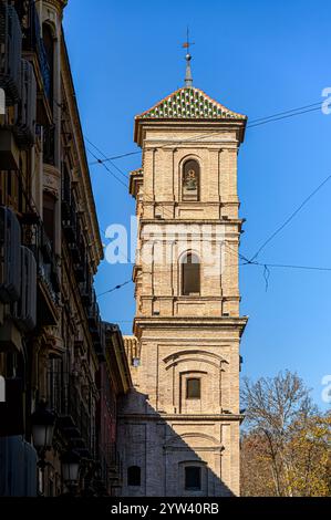 Murcia, Spanien - 25. Oktober 2024: Seitenansicht des Glockenturms des Klosters Santo Domingo und der katholischen Kirche. Stockfoto