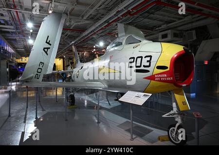 Ein Militärflugzeug der North American Aviation FJ-3 Fury im Intrepid Sea, Air & Space Museum in New York City. Stockfoto