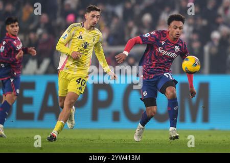 Bolognas Dan Ndoye kämpft um den Ball mit Juventus' Jonas Rouhi während des Spiels der Serie A zwischen Juventus FC und Bologna FC im Allianz Stadium ON Stockfoto