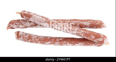 italienischer Wurstsnack, köstliche Trockenwürste isoliert auf weißem Hintergrund mit Schneidepfad, getrocknete Schweinesalami Sticks aus nächster Nähe Stockfoto