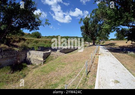 Griechenland, Teil der Nordwand mit Abflusssystem in der alten mazedonischen Stätte Amphipolis, Fußweg zum Besuch der antiken Stätte Stockfoto