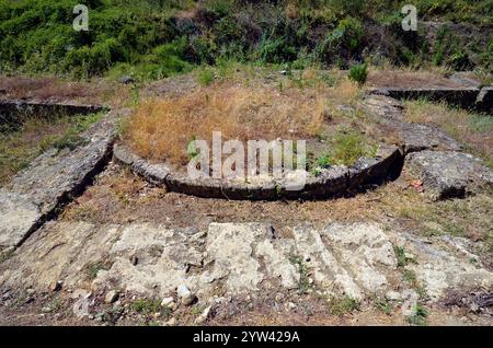 Griechenland, Teil der Nordmauer mit Turm und Abflusssystem in der alten mazedonischen Stätte Amphipolis Stockfoto