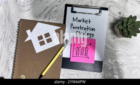 Konzept der Marktdurchdringungsstrategie Schreiben Sie auf Unterlagen, die auf Holztisch isoliert sind. Stockfoto