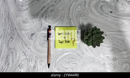 Konzept von harten Fähigkeiten vs. Weichen Fähigkeiten Schreiben Sie auf Haftnotizen, die auf Holztisch isoliert sind. Stockfoto