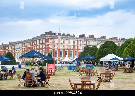 Gäste genießen die Gastfreundschaft im Concours of Elegance 2022, Hampton Court Palace, London Stockfoto