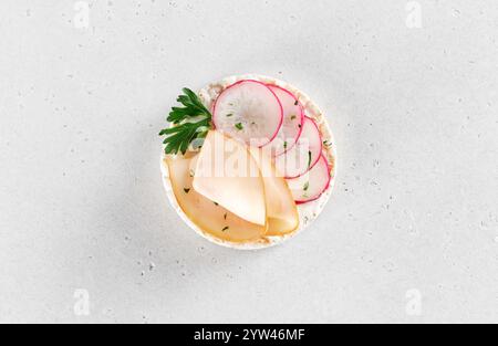 Reiskuchen mit Frischkäse, Schinken und frischem Rettich, Blick von oben. Glutenfreier, kalorienarmer Snack. Stockfoto