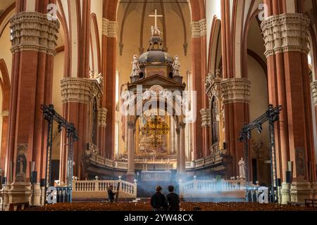 Das Innere der Basilika di San Petronio auf der Piazza Maggiore im historischen Stadtzentrum von Bologna in der Region Emilia-Romagna in Norditalien Stockfoto