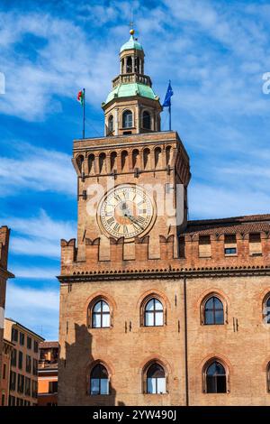 Torre dell'Orologio Uhrenturm auf der Piazza Maggiore im historischen Stadtzentrum von Bologna in der Region Emilia-Romagna in Norditalien Stockfoto