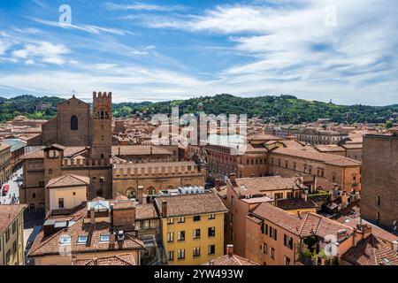 Blick über die Dächer des historischen Stadtzentrums von Bologna vom Glockenturm der Metropolitan Cathedral in Bologna, Region Emilia-Romagna in Norditalien Stockfoto