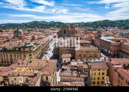 Blick über die Dächer des historischen Stadtzentrums von Bologna vom Glockenturm der Metropolitan Cathedral in Bologna, Region Emilia-Romagna in Norditalien Stockfoto
