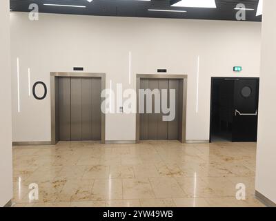 Notausgang und Aufzugstüren im Einkaufszentrum des Busbahnhofs Stockfoto
