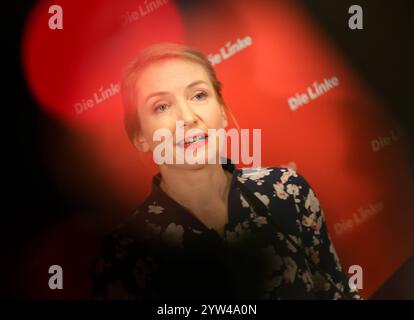 Ines Schwerdtner, Vorsitzende der Partei die Linke, Deutschland, Berlin, Pressekonferenz: Linkspartei stellt Wahlprogramm vor. *** Ines Schwerdtner, Vorsitzende der Linkspartei, Deutschland, Berlin, Pressekonferenz Linkspartei präsentiert Wahlprogramm Stockfoto