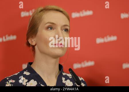 Ines Schwerdtner, Vorsitzende der Partei die Linke, Deutschland, Berlin, Pressekonferenz: Linkspartei stellt Wahlprogramm vor. *** Ines Schwerdtner, Vorsitzende der Linkspartei, Deutschland, Berlin, Pressekonferenz Linkspartei präsentiert Wahlprogramm Stockfoto