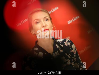 Ines Schwerdtner, Vorsitzende der Partei die Linke, Deutschland, Berlin, Pressekonferenz: Linkspartei stellt Wahlprogramm vor. *** Ines Schwerdtner, Vorsitzende der Linkspartei, Deutschland, Berlin, Pressekonferenz Linkspartei präsentiert Wahlprogramm Stockfoto