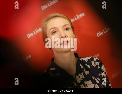 Ines Schwerdtner, Vorsitzende der Partei die Linke, Deutschland, Berlin, Pressekonferenz: Linkspartei stellt Wahlprogramm vor. *** Ines Schwerdtner, Vorsitzende der Linkspartei, Deutschland, Berlin, Pressekonferenz Linkspartei präsentiert Wahlprogramm Stockfoto